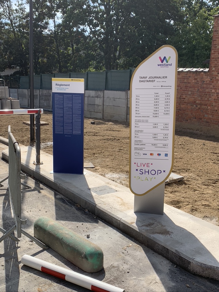 Totems de signalétique sur mesure réalisés par ADLCOM