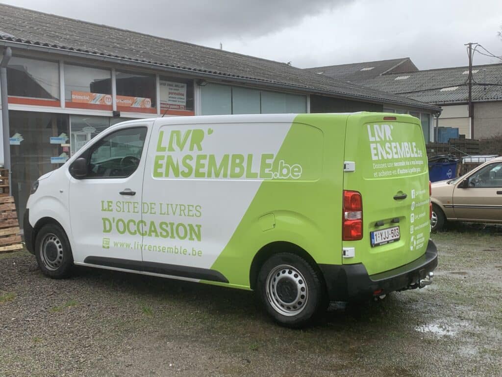 Lettrage publicitaire du véhicule Livr’Ensemble réalisé par ADLCOM