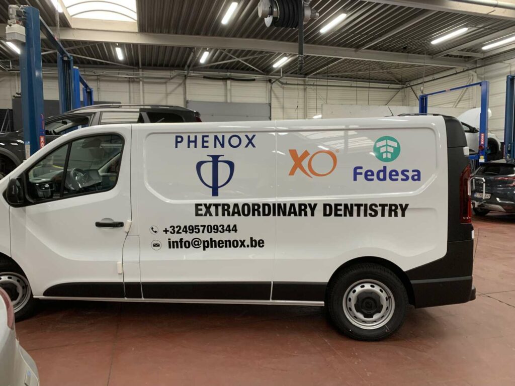 Lettrage publicitaire sur utilitaire Phénox
