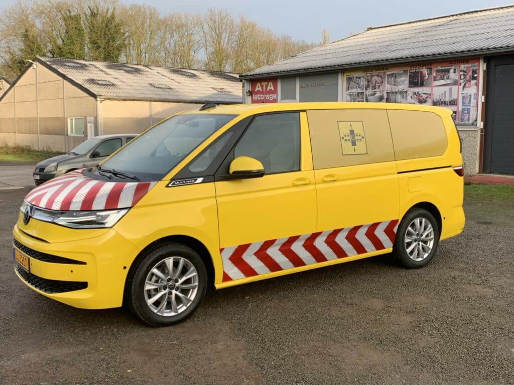 Covering intégral et marquage de sécurité sur utilitaire jaune