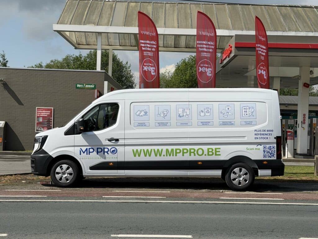 Lettrage publicitaire sur utilitaire blanc MMPRO